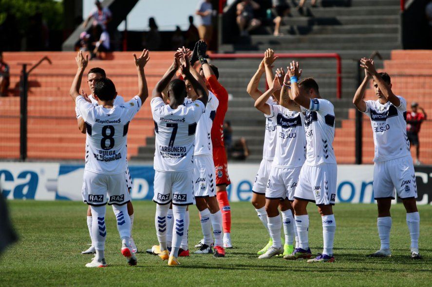 Equipo de Gimnasia ante Patronato saludando en Paraná