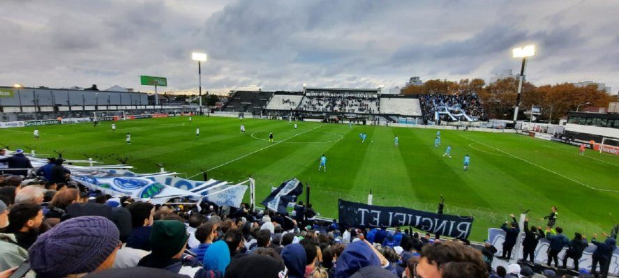 Los hinchas de Gimnasia en Copa Argentina en la cancha de Estudiantes de Caseros
