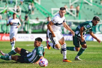 Guillermo Enrique en acción en Gimnasia vs. Excursionistas por Copa Argentina.