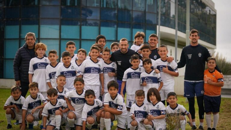 Gimnasia: jugadores de primera visitaron a los más chicos