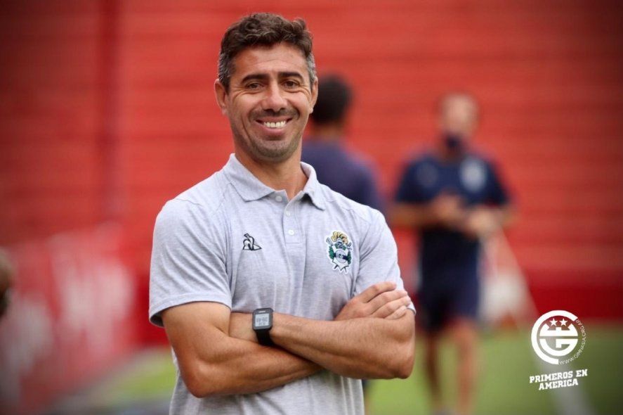 Mariano Messera, técnico de Gimnasia, en el amistoso ante Argentinos