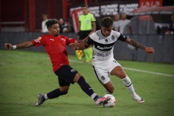 Matías Miranda encarando por izquierda en la visita de Gimnasia ante Independiente