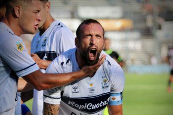 Brahian Alemán festeja su gol en el clásico entre Gimnasia y Estudiantes.