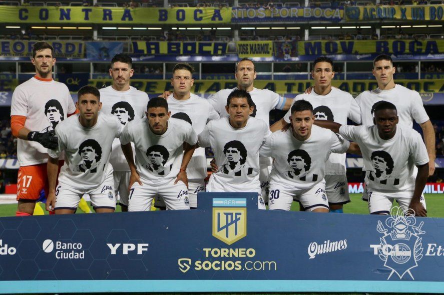 Formación de Gimnasia y una remera especial por Diego Maradona