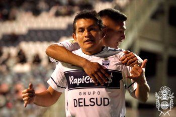 El Pulga a puro grito de gol con Gimnasia en el Bosque.