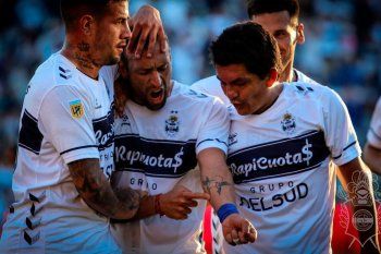 Jugadores de Gimnasia festejando
