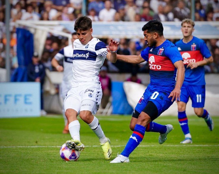 Benjamín Domínguez en Gimnasia ante Tigre por la Liga Profesional
