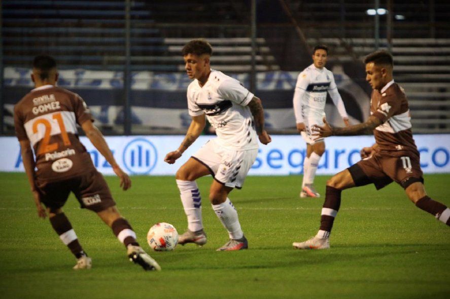 Matías Miranda en el partido entre Gimnasia y Platense