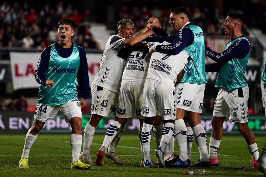 El plantel de Gimnasia festeja el gol de Cristian Tarragona ante Estudiantes en el clásico platense (Prensa GELP)