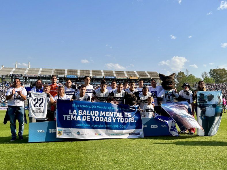 El plantel de Gimnasia junto a la familia de César Regueiro