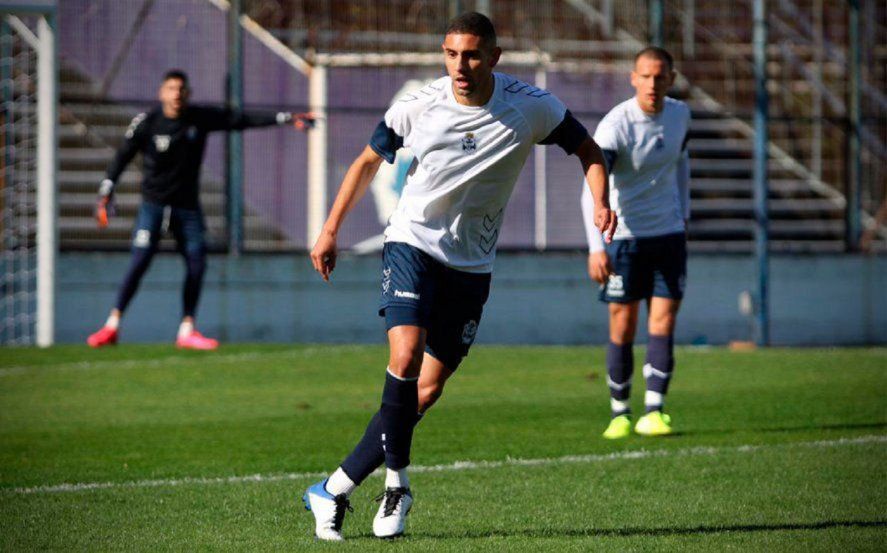 Manuel Insaurralde en una práctica futbolística de Gimnasia
