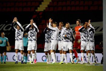 Gimnasia hizo lo suyo y ahora espera buenas noticias de sus rivales.