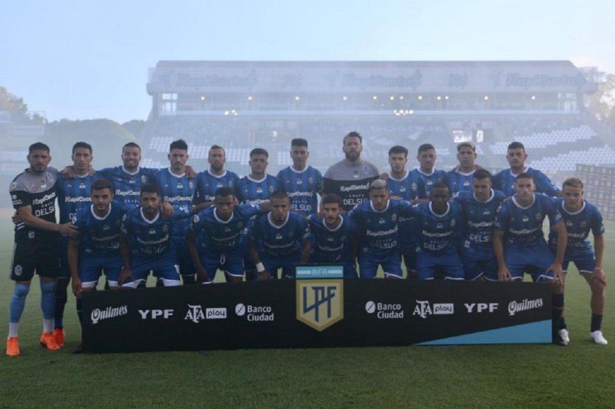 Los jugadores de Gimnasia homenajearon a Diego Maradona