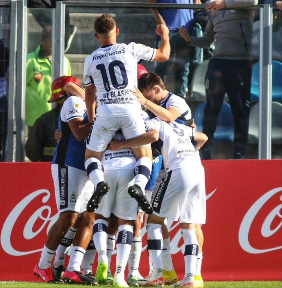 El plantel de Gimnasia festeja ante Argentinos Juniors por la Copa de la Liga Profesional El plantel de Gimnasia festeja ante Argentinos Juniors por la Copa de la Liga Profesional