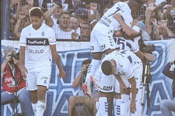Gimnasia festeja el gol de Cristian Tarragona ante San Lorenzo