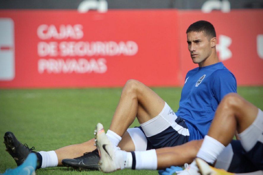 Gimnasia hizo la entrada en calor en el campo de juego de UNO
