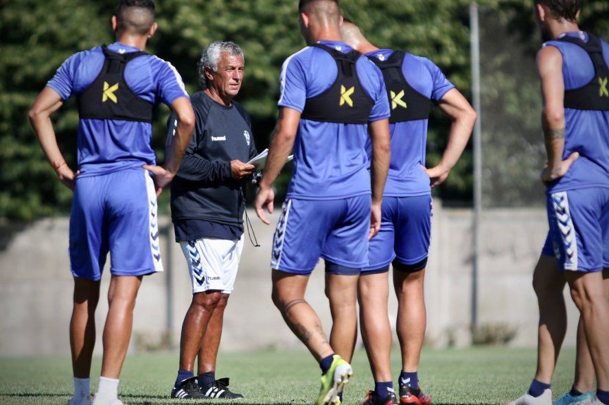 Néstor Gorosito al frente de una práctica en Gimnasia (Foto: Prensa GELP).