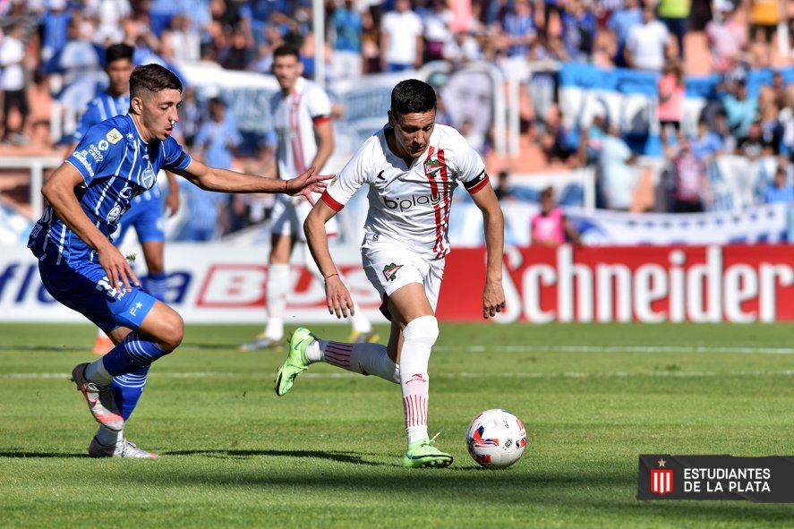 Fernando Zuqui en acción en Estudiantes. El equipo de Zielinski no jugó bien pero rescató un punto.