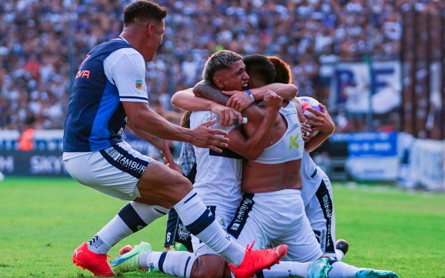 El plantel de Gimnasia festeja un gol