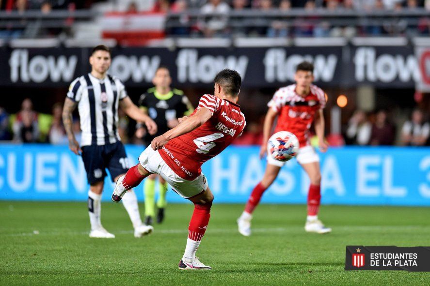 El momento exacto en que Leonardo Heredia impacta la pelota al fondo de la red para poner el 1-0 a favor de Estudiantes (Foto: prensa EDLP).