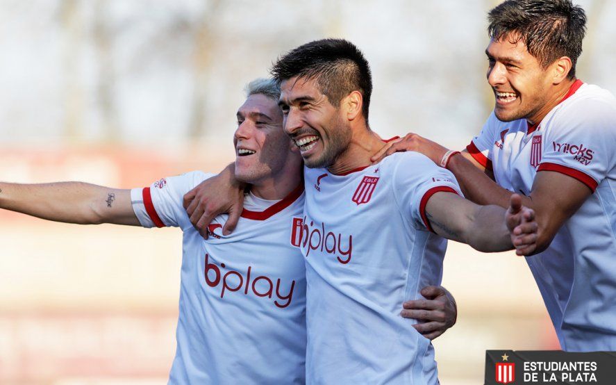 Luciano Lollo festeja la apertura del marcador en Argentinos vs. Estudiantes. (Foto: Prensa EDLP)