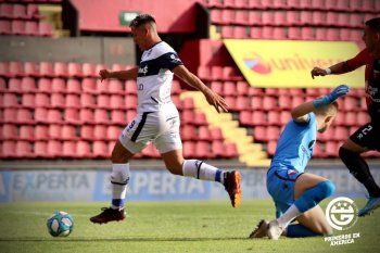 Contín deja en el camino a Burián y se perfila para convertir el 2-0 de Gimnasia