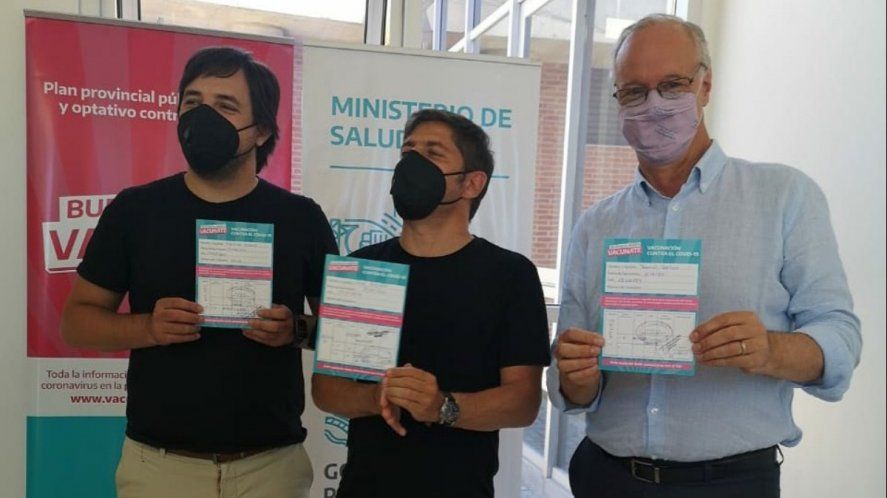 Axel Kicillof y Nicolás Kreplak muestran que completaron ambas dosis de la vacuna y Daniel Gollán que recibió la primera dosis.