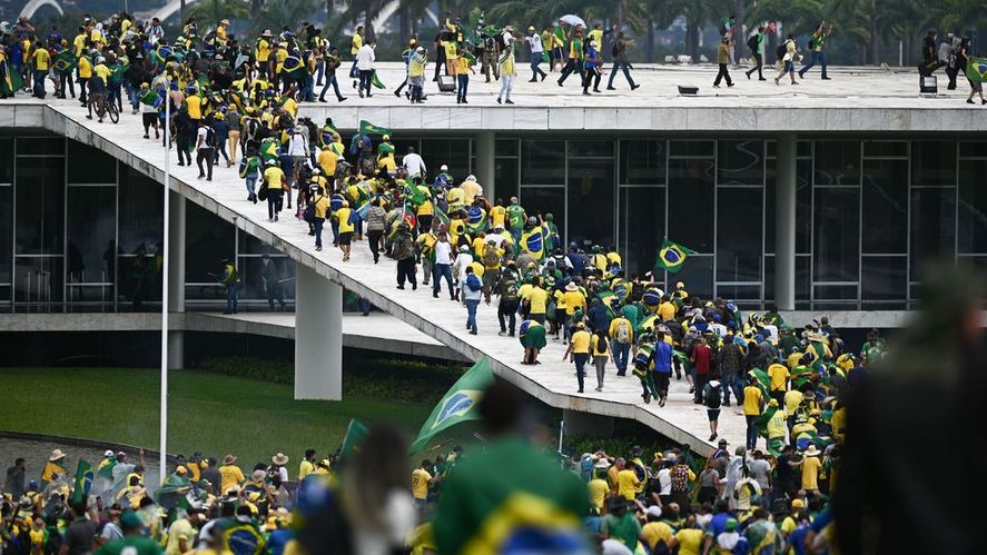Militantes de Bolsonaro irrumpieron en el Congreso.