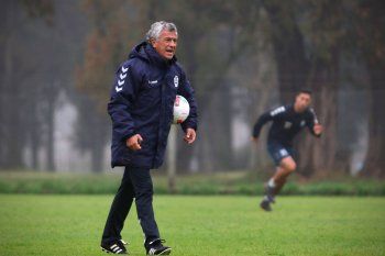 Néstor Gorosito dirigiendo el entrenamiento de Gimnasia Néstor Gorosito dirigiendo el entrenamiento de Gimnasia