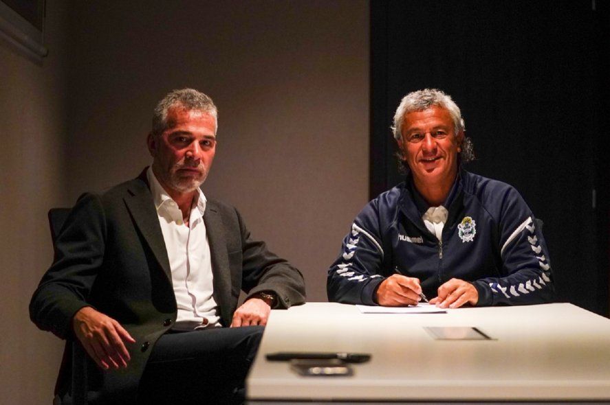 Néstor Gorosito, junto a Gabriel Pellegrino, al renovar su contrato con Gimnasia