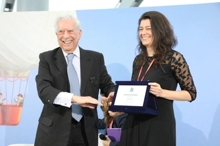 Samanta Schweblin es la primera mujer en ganar el IIla-Premio de Literatura