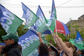 Docentes bonaerenses se declaran en alerta y movilización por el DNU de Javier Milei