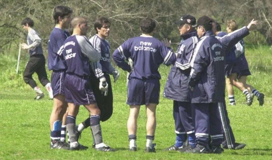 Timoteo dialoga con sus futbolistas en una práctica.