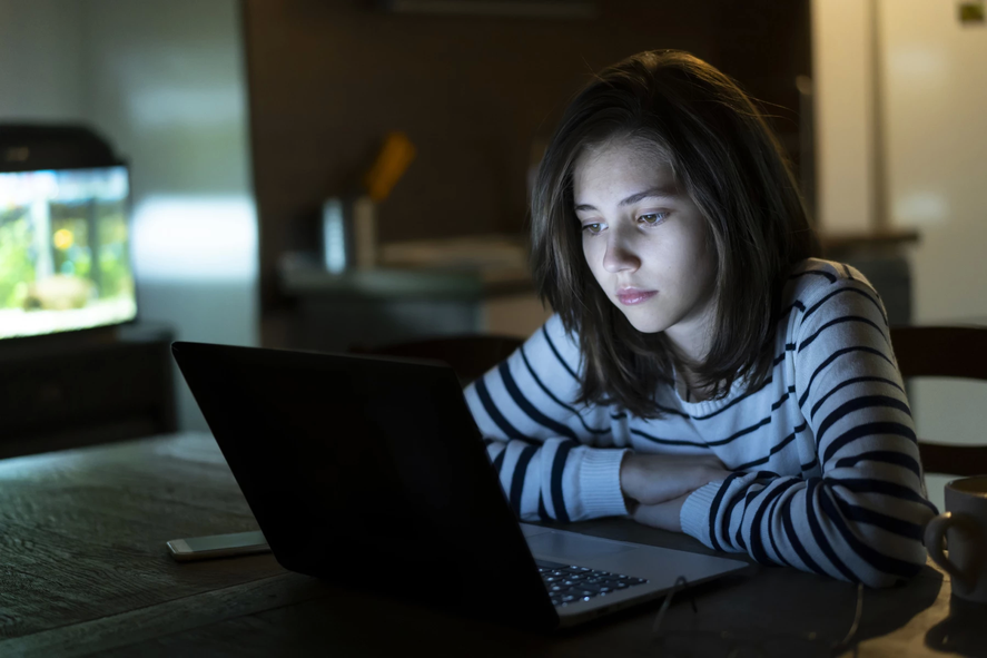 El grooming se puede dar por cualquier canal que esté relacionado al uso de internet: redes sociales, páginas web, aplicaciones de mensajería instantánea u otras vías similares.