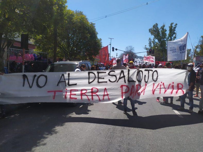 Familias de la toma de tierras en Guernica marcharon hacia la Gobernación el lunes (Foto: @recuperacionde2)