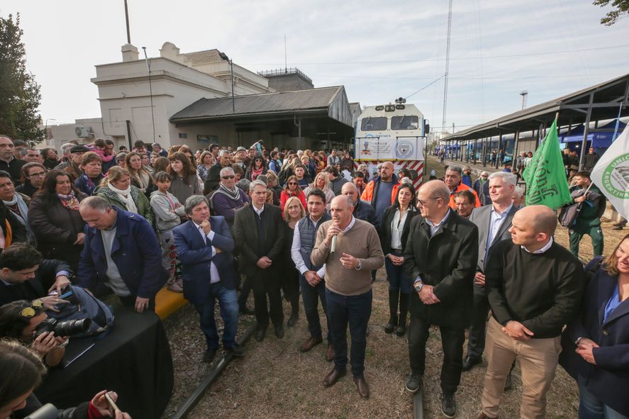 Luego de la llegada del tren a Pehuajó, Alexis Guerrera encabezó un emotivo acto en la estación.