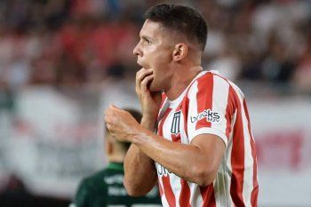 Guido Carrillo instantes después del golpe recibido en Estudiantes vs. Sarmiento.