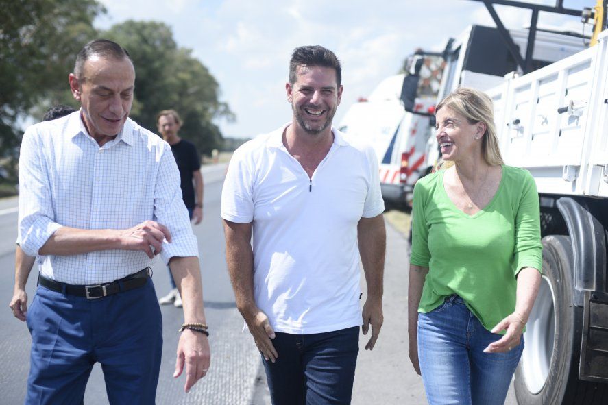 Gonzalo Atanasof junto a Marisa Fassi y Gustavo Arrieta recorriendo las obras viales de reparación en las rutas 3 y 205.