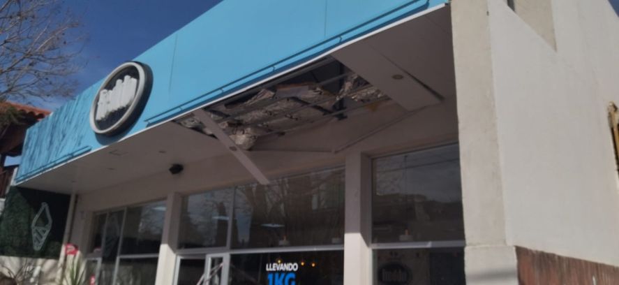 Parte del cielorraso de una heladería se desprendió por los fuertes vientos en Bahía Blanca. Parte del cielorraso de una heladería se desprendió por los fuertes vientos en Bahía Blanca.