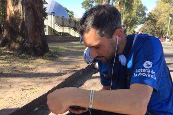 Hincha de Gimnasia escucha la definición de la Copa de la Liga en el Bosque