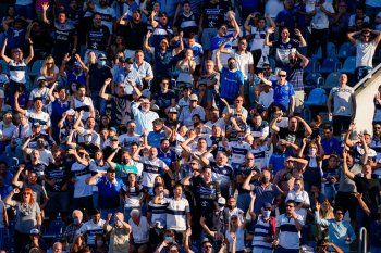 Los socios y socias de Gimnasia no se quieren perder el clásico en el Bosque.