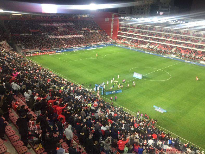 Los hinchas de Estudiantes ante Barracas Central en UNO.