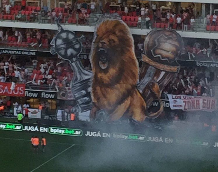 Los hinchas de Estudiantes armaron el recibimiento para el equipo de Eduardo Domínguez