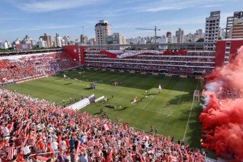 Hinchas de Estudiantes en UNO