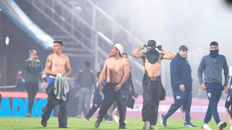 Gimnasia: hinchas escapando para salvarse en el Bosque