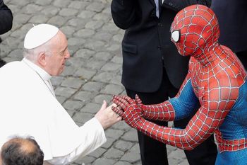 el hombre arana saludo al papa y se convirtio en tendencia