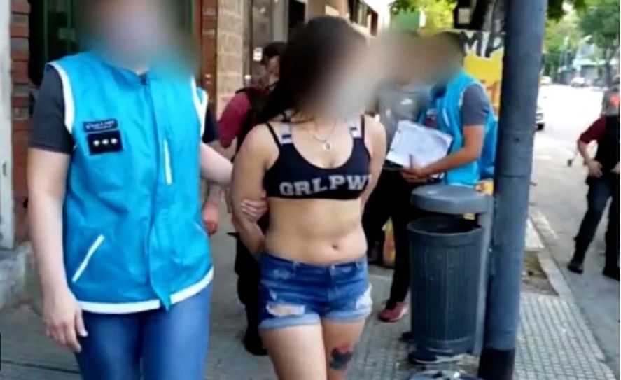 El momento en que se llevan detenida a la asesina del hermano de Estévez.