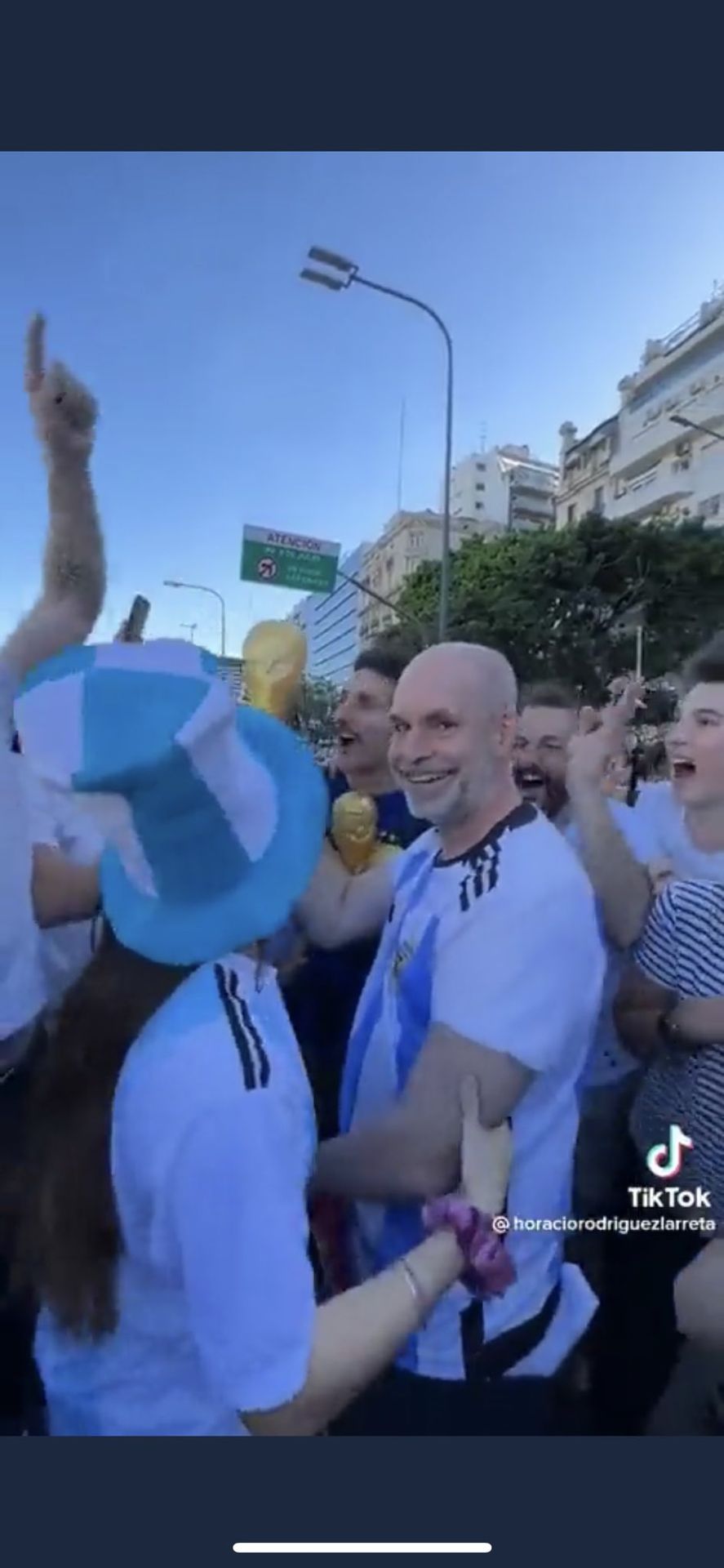 Horacio Rodríguez Larreta durante lo que fue denunciado en redes como festejos armados de la obtención del mundial 