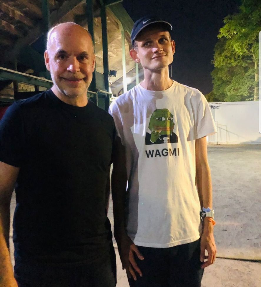 Horacio Rodríguez Larreta no quiso ser menos y también posó para las fotos junto al referente mundial de criptomonedas e inventor de Ethereum, Vitalik Buterin en el recital de Soda Stereo