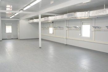 El edificio del hospital modular de Monte Hermoso fue construido, pero aún falta el equipamiento. Unhospital no es sólo la cáscara, señaló Kicillof.